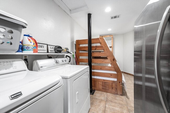 Building Photo - 302 Palm Dr