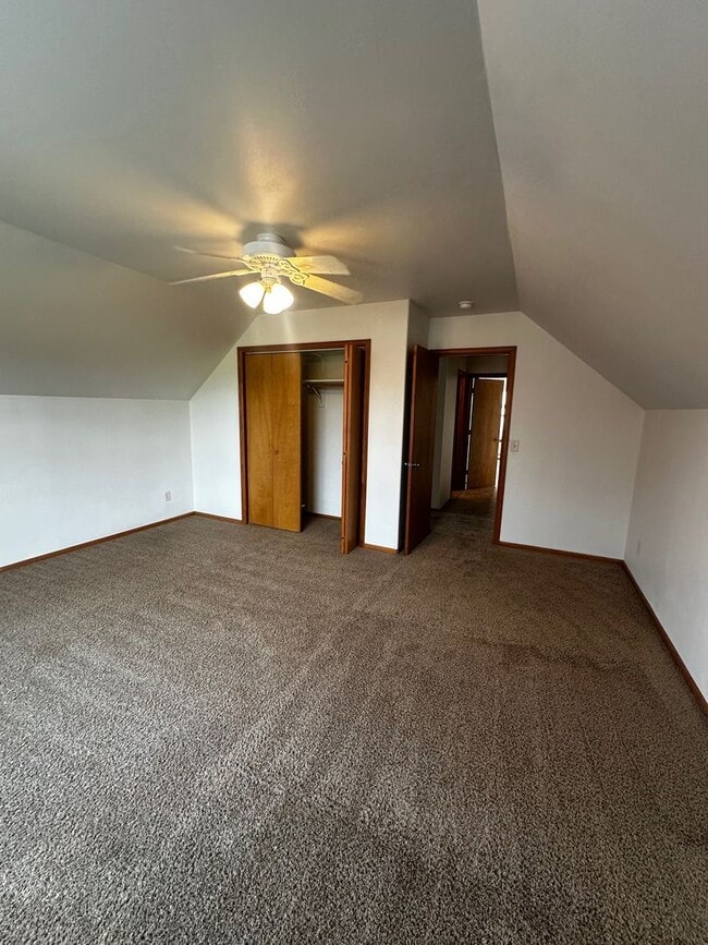 Building Photo - Beautiful 4 bedroom Home located in Centra...