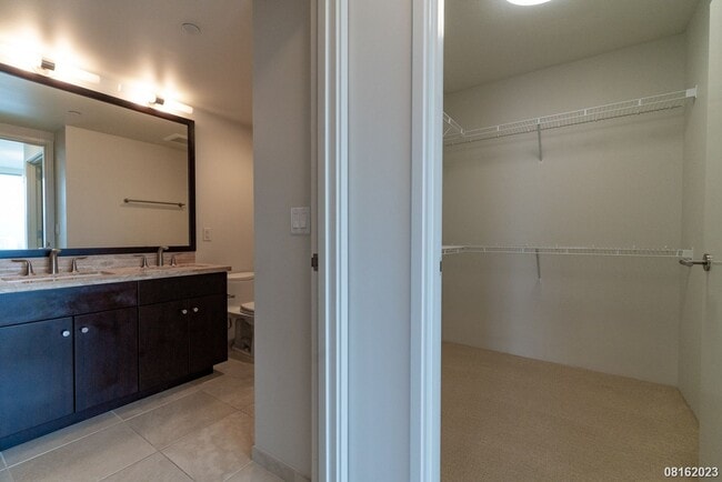 Building Photo - Waihonua 2br 2ba 2pkg (tandem) w/Storage, High Floor, Amenities (Honolulu)