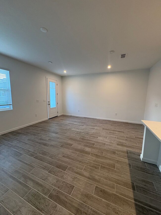 Building Photo - Modern 3-Bed, 3-Bath Townhome in Winter Sp...