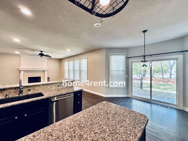 Building Photo - Elegant Cul-de-Sac Retreat with 5th Bedroo...