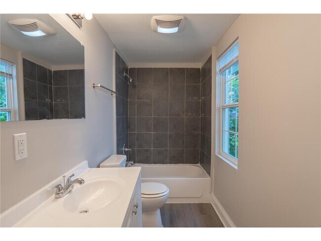 Building Photo - 1125 Margaret St