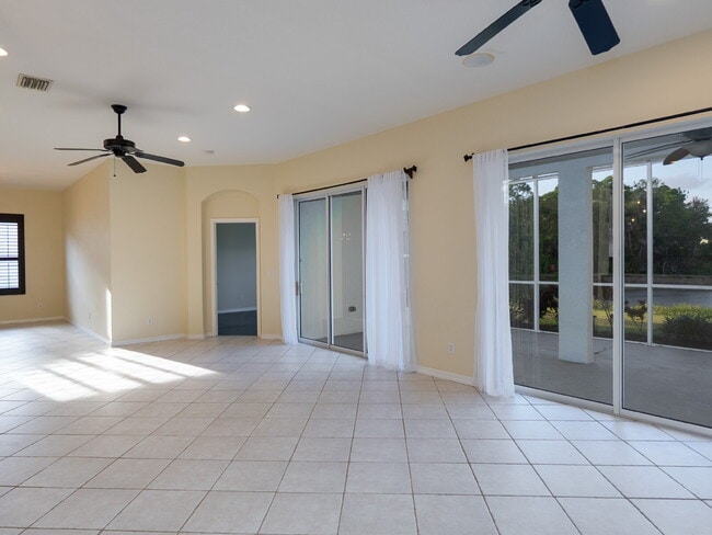 Building Photo - "Spacious 3-Bedroom Oasis with 2 Baths and 2,287 Sq Ft in Bradenton!"