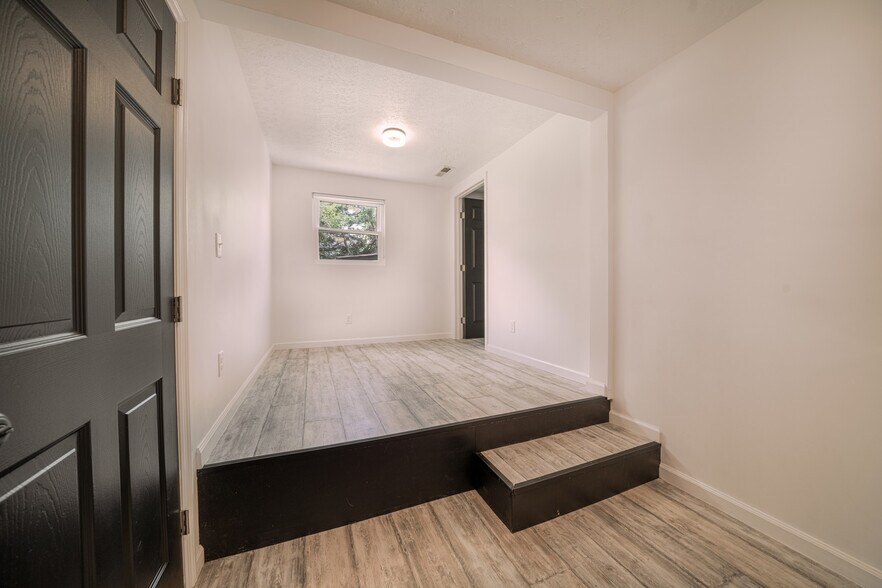 Building Photo - 212 McArthur Dr