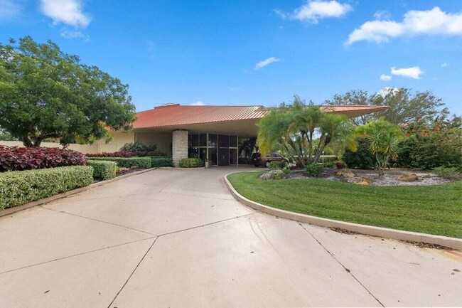 Building Photo - 3200 Twin Lakes Terrace