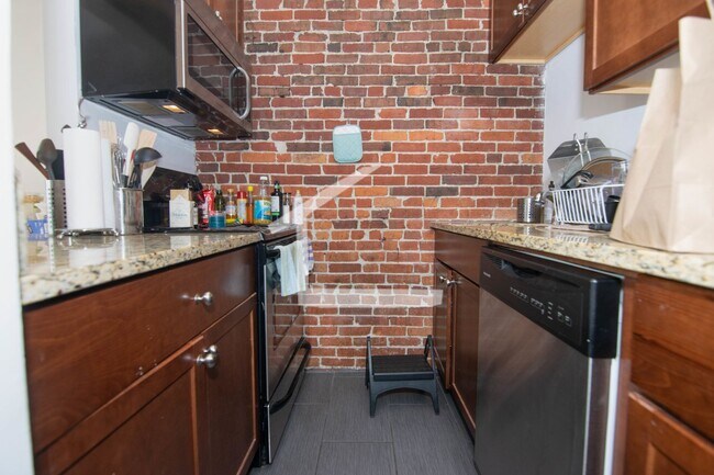 Building Photo - Beautiful 3 Bedroom Available 9/1/26