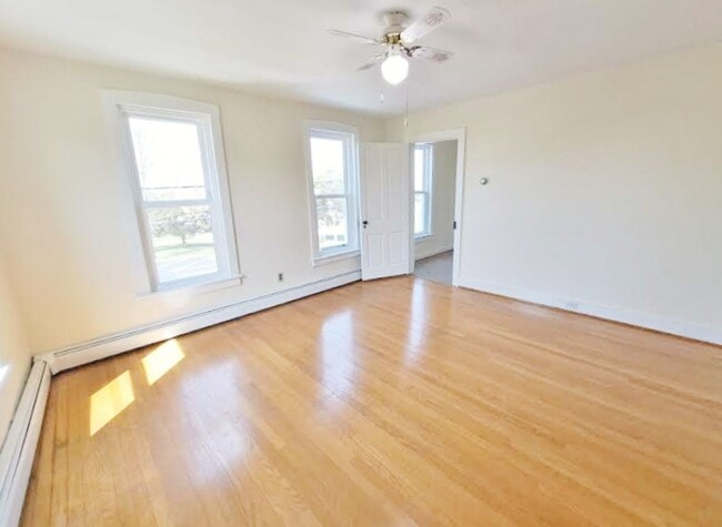 Building Photo - 3 Bed / 1-1/2 Bath Single Family w/2 Car G...