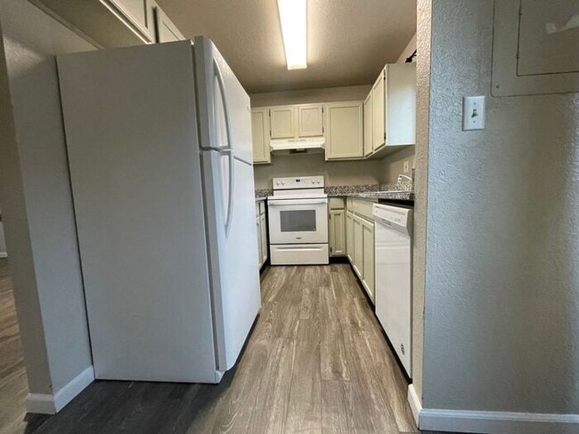 Building Photo - Spacious 3-bedroom, 2.5-bathroom Townhome
