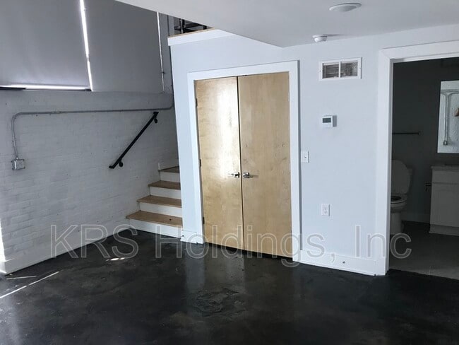 Building Photo - 225 N Water St