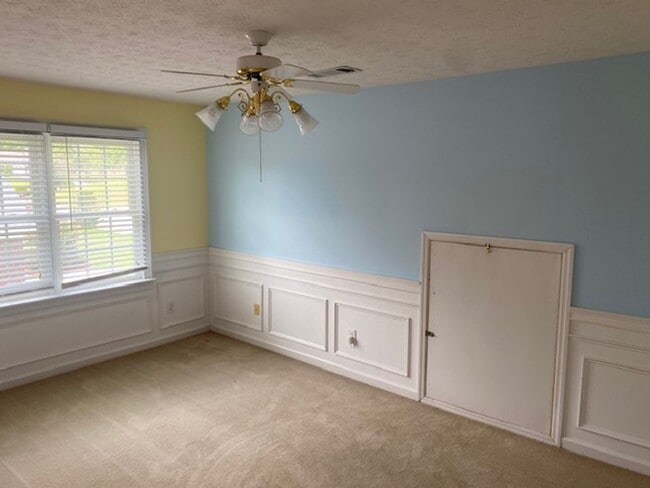 Building Photo - Lakefront family home