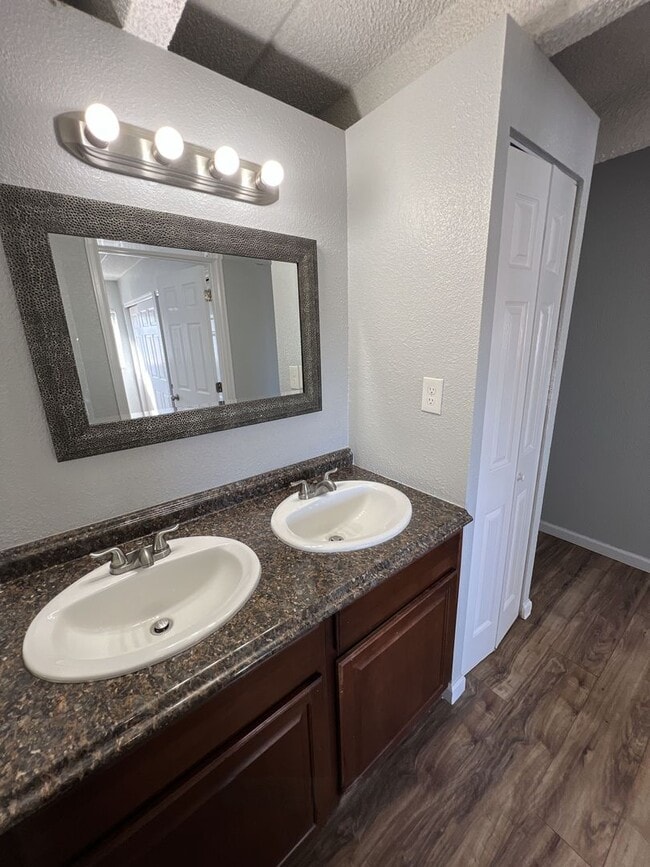 Building Photo - 2 Bedroom 1 Bathroom Apartment in Aurora