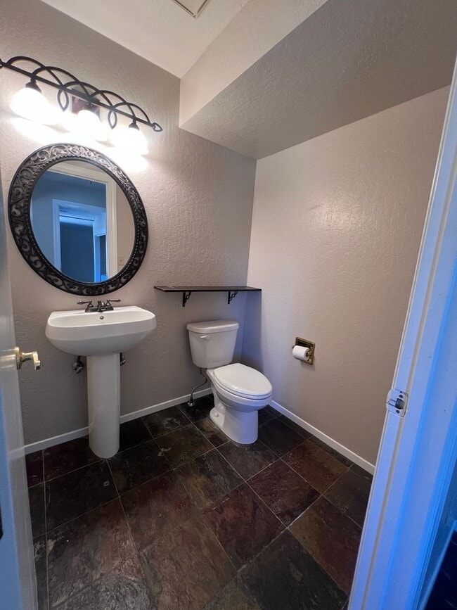 Building Photo - Spacious Split-Level! 4-Bedroom, 3.5-Bath ...