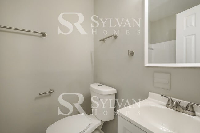 Building Photo - Feel welcome in this well-maintained 4BR 2...