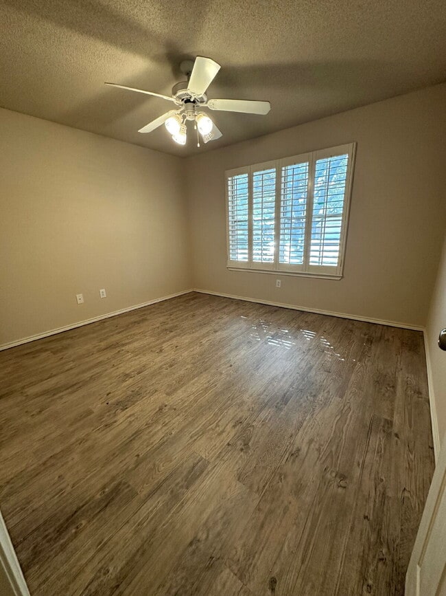 Building Photo - Spacious 3/2/2 - Freshly Updated