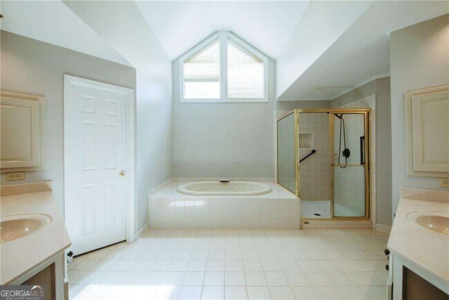 Building Photo - 2020 Ridge Gate Dr