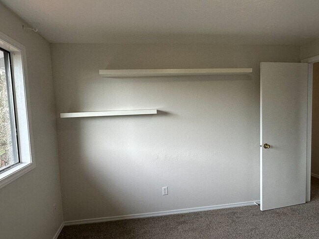 Building Photo - Beautiful 4BD Home | Fireplace, Fenced Backyard, Deck, Garage & A/C