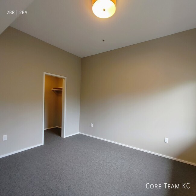 Building Photo - Corner two bedroom facing Gillham Park!