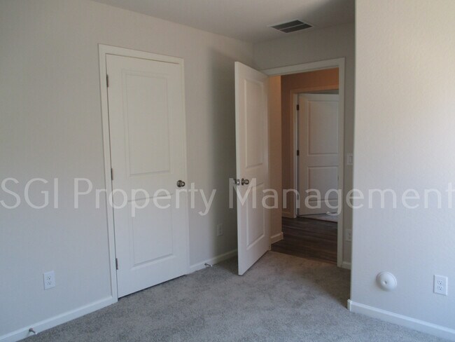 Building Photo - 1053 Greyhawk Loop
