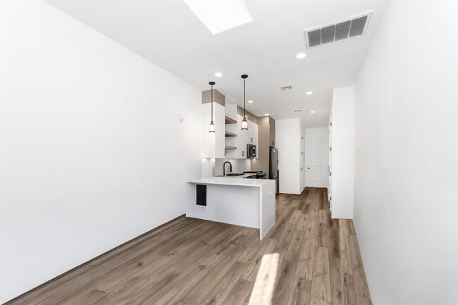 Building Photo - 82 Ferry St