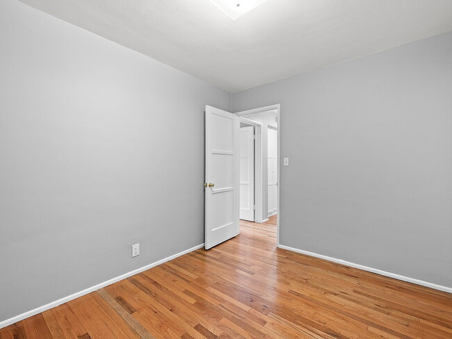 Building Photo - "Spacious 4-Bed, 3-Bath Oasis in Prime Los Angeles Location - 2080 Sq Ft of Comfort!"