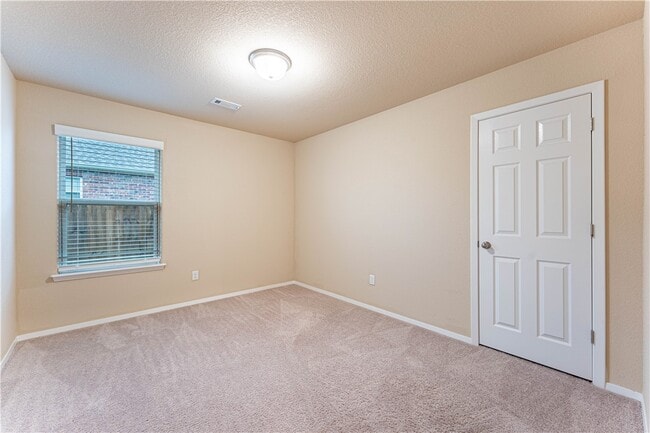 Building Photo - 6702 SW Pilgrim Rd