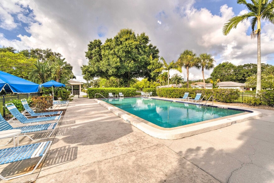 Building Photo - 7452 W Country Club Dr N