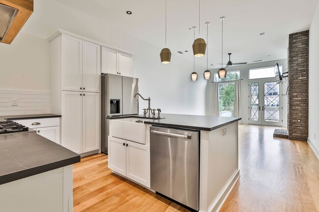 Building Photo - Contemporary 3-Bedroom Trilith Home with T...