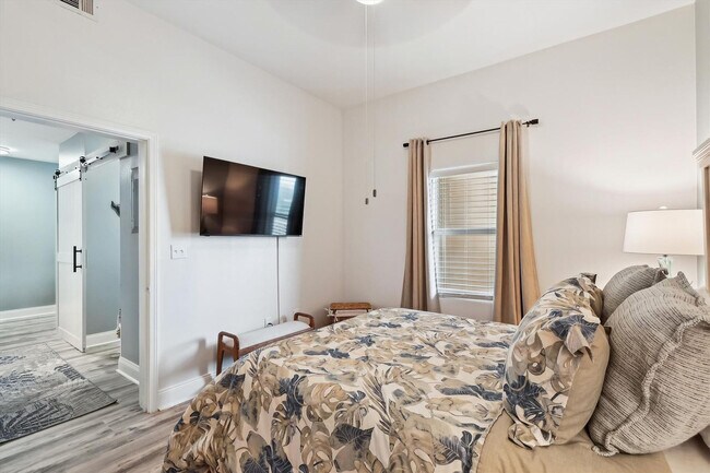 Building Photo - 9815 S Thomas Dr