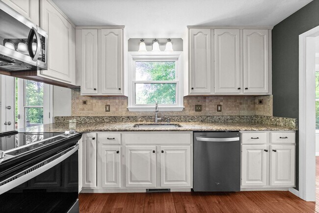 Building Photo - Pet Friendly Three Bedroom!