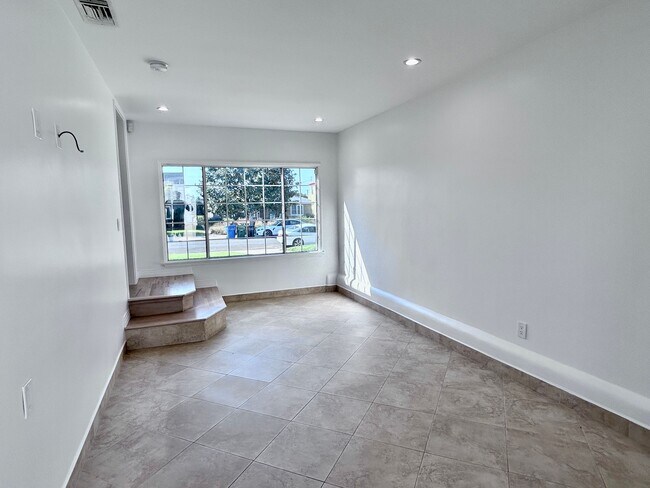 Building Photo - 7530 S Westlawn Ave