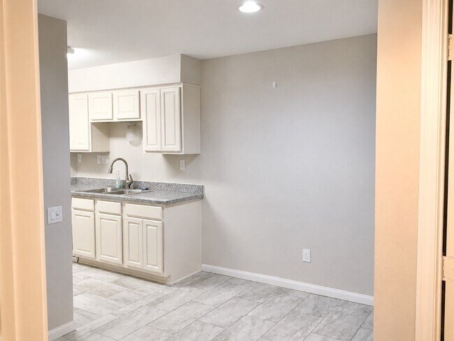 Building Photo - 1860 White Oak Dr