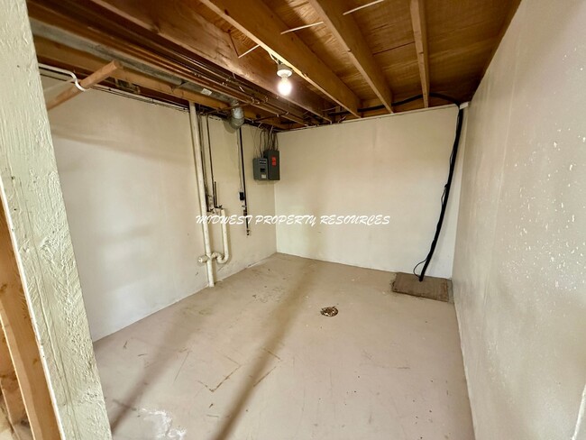 Building Photo - Beautiful 2 Bedroom Duplex - Fresh & Clean!