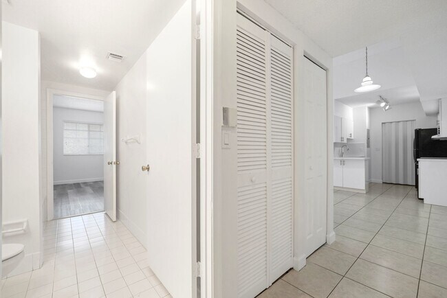 Building Photo - SPACIOUS 2/2 UNIT CENTRALLY LOCATED