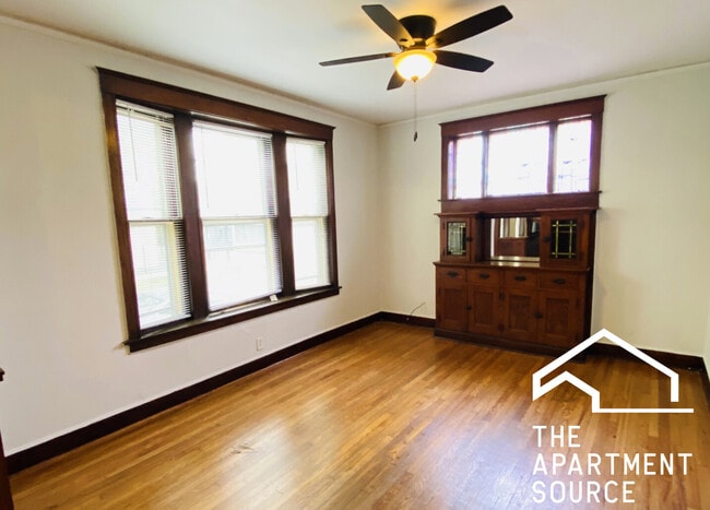 Building Photo - 4040 W Dickens Ave