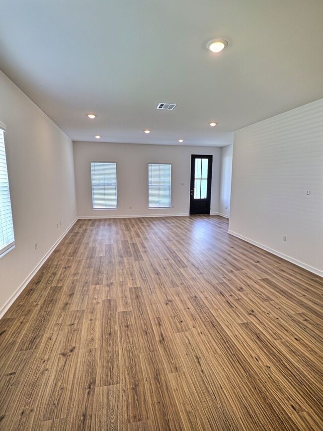 Building Photo - 123 Everly Cir