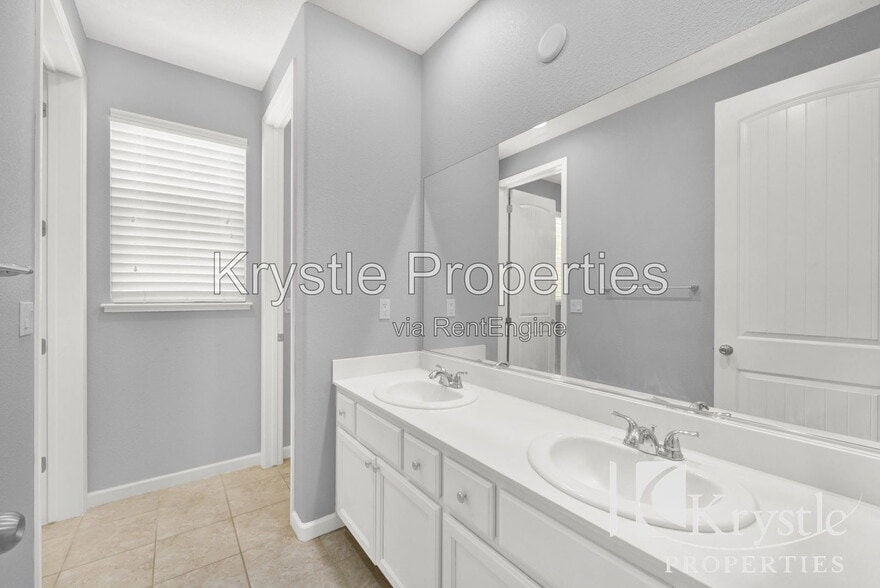 Building Photo - 1649 Roma Dr