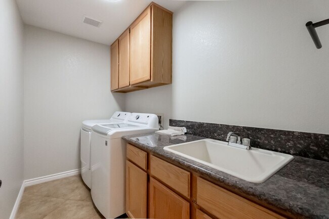 Building Photo - 10024 Sail Landing Ct
