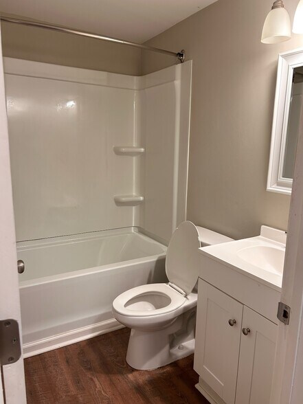 2nd Main Room Full Bathroom - 17 Liberty St