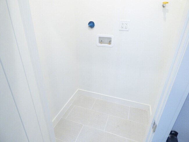 Building Photo - 1923 Holly Dr