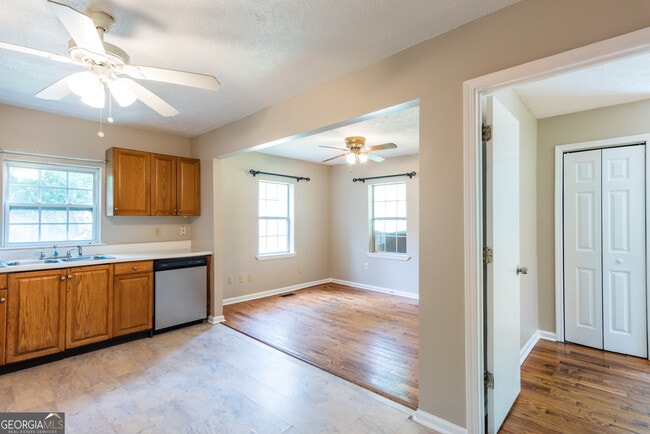 Building Photo - 3172 Humphries Dr SE