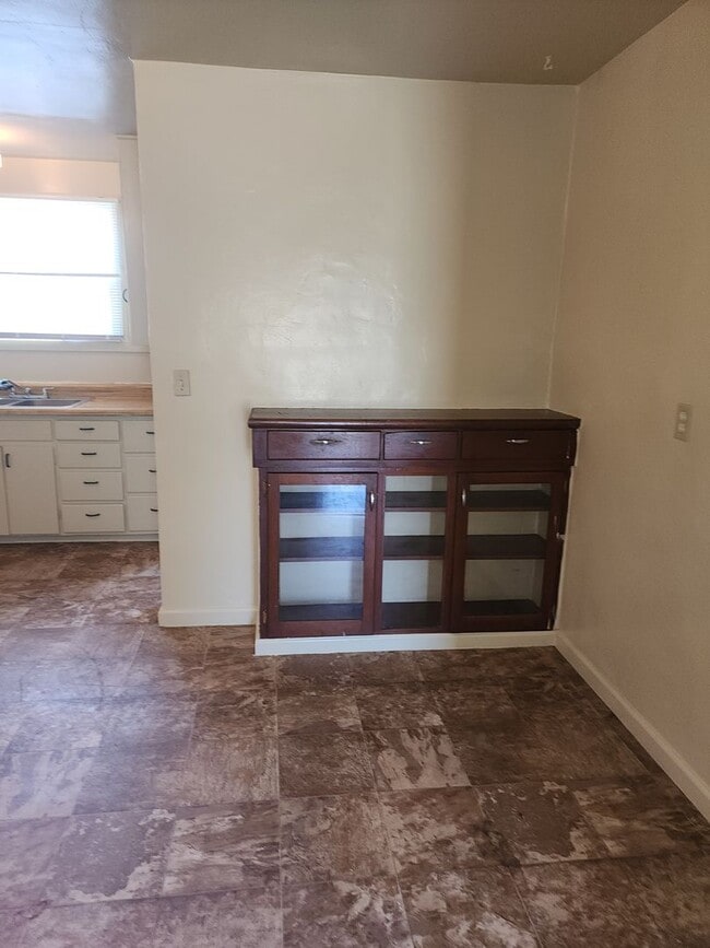 Building Photo - Escalon cute 2 bedroom duplex w/garage