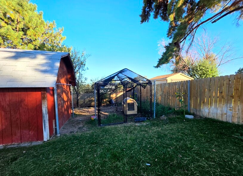 Backyard Dog Kennel with heated dog house. - 1409 2nd West Hill Dr