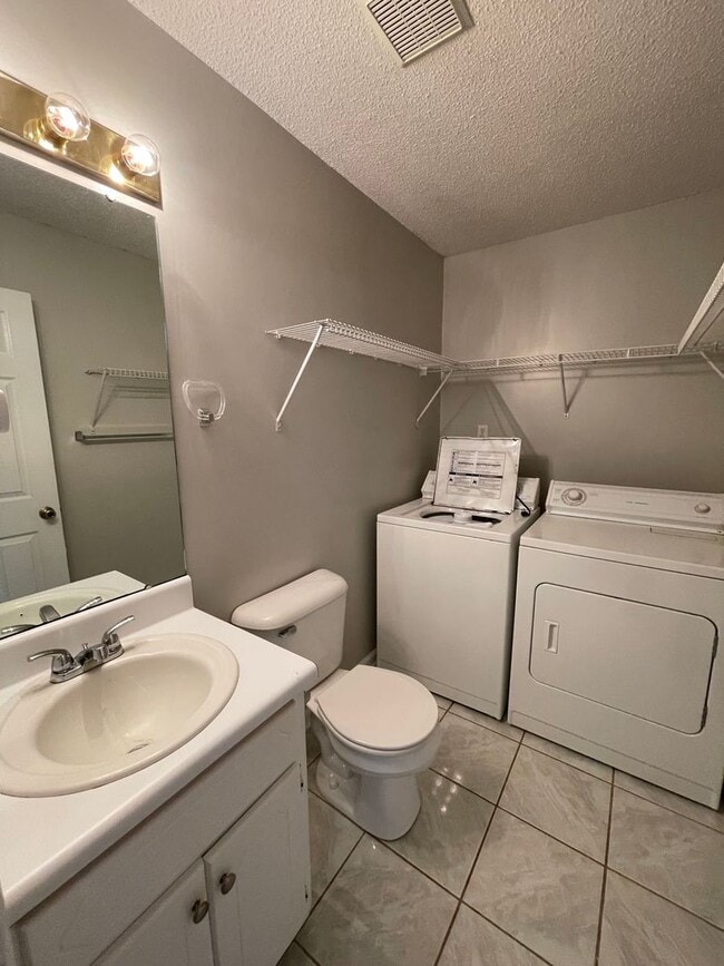 Building Photo - Foxhill Commons - 12 Month Minimal Lease!