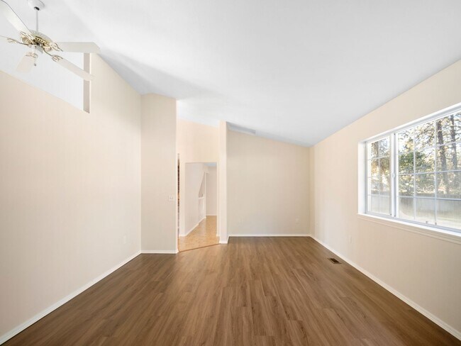 Building Photo - Spacious Home with Fenced Yard & Garage – ...