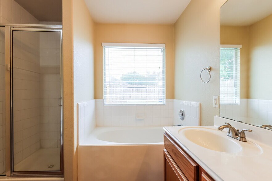 Building Photo - 5203 Lost Cove Ln