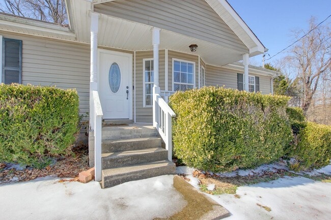 Building Photo - Cozy 3 bd 2 bath in the heart of Clarksville.  Fresh paint and Flooring!