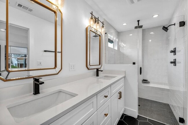 Building Photo - 2405 E 11th St