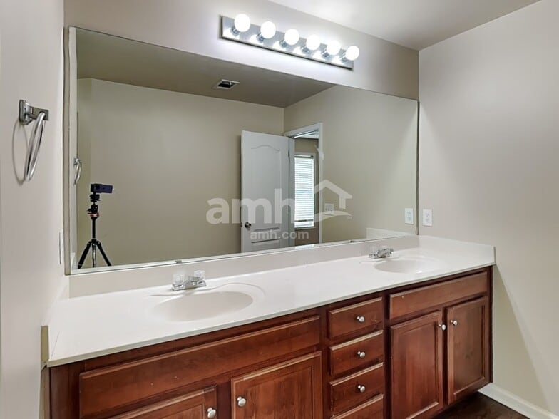 Building Photo - 148 Crescent Woode Dr