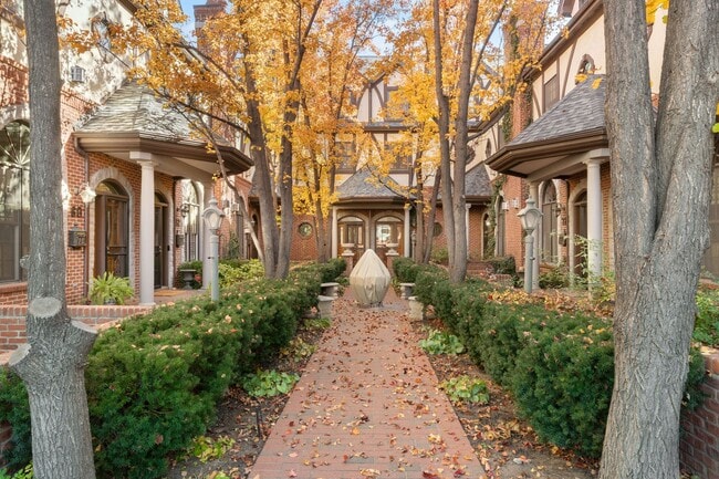 Building Photo - Cherry Creek Townhome - 3 Bed, 3 Bath, 2 Car Attached Garage