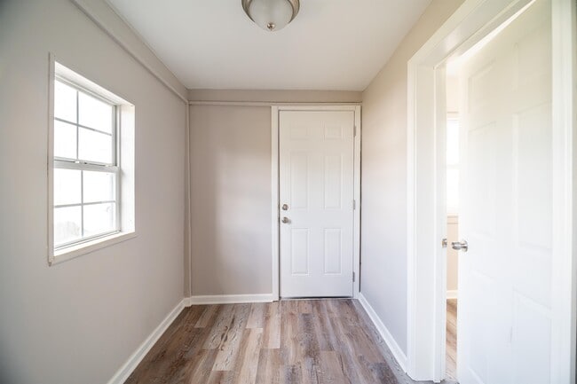 Building Photo - 465 Brehl Ave